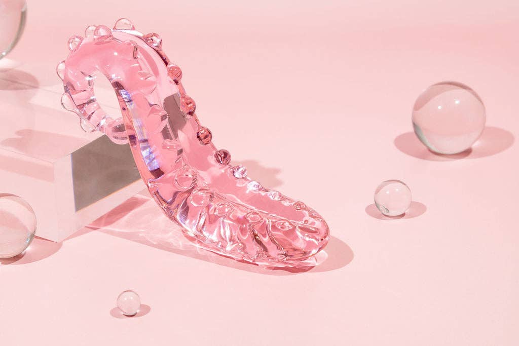 The Sacred Squirter rosa glass-dildo – ergonomisk G-punktstimulering, 13,8 cm, håndlaget i borosilikat-glass med bølget struktur og avrundet tupp.
