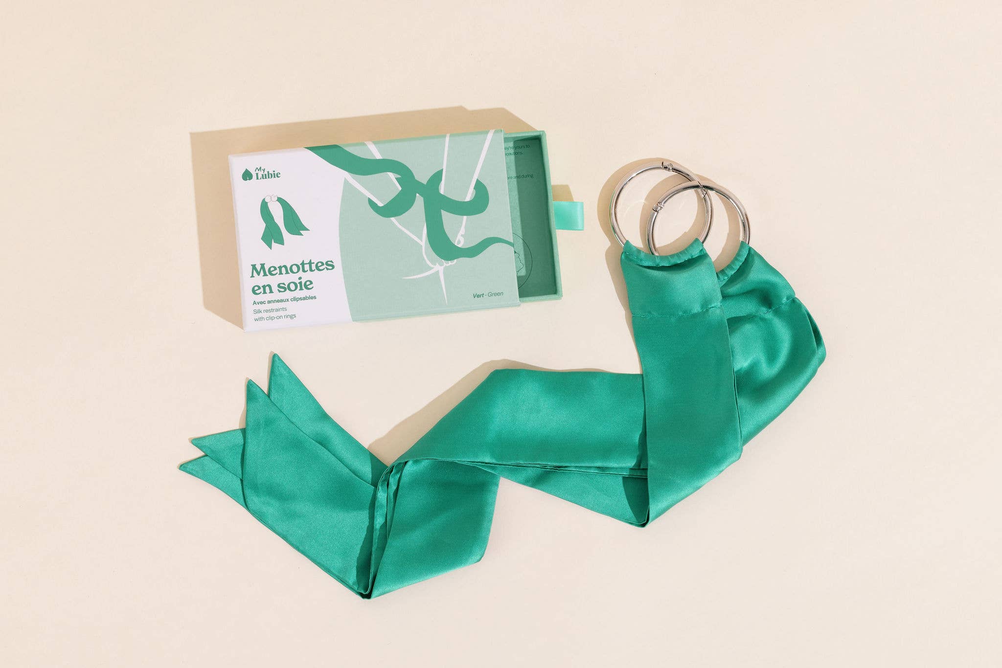 Grønne silke-håndjern i 100 % mulberry-silke – justerbare metallfester, OEKO-TEX® Standard 100 sertifisert, myk og komfortabel for sensuell utforskning.