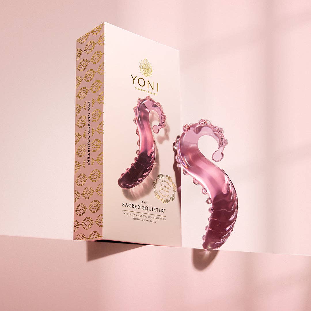 The Sacred Squirter rosa glass-dildo – ergonomisk G-punktstimulering, 13,8 cm, håndlaget i borosilikat-glass med bølget struktur og avrundet tupp.