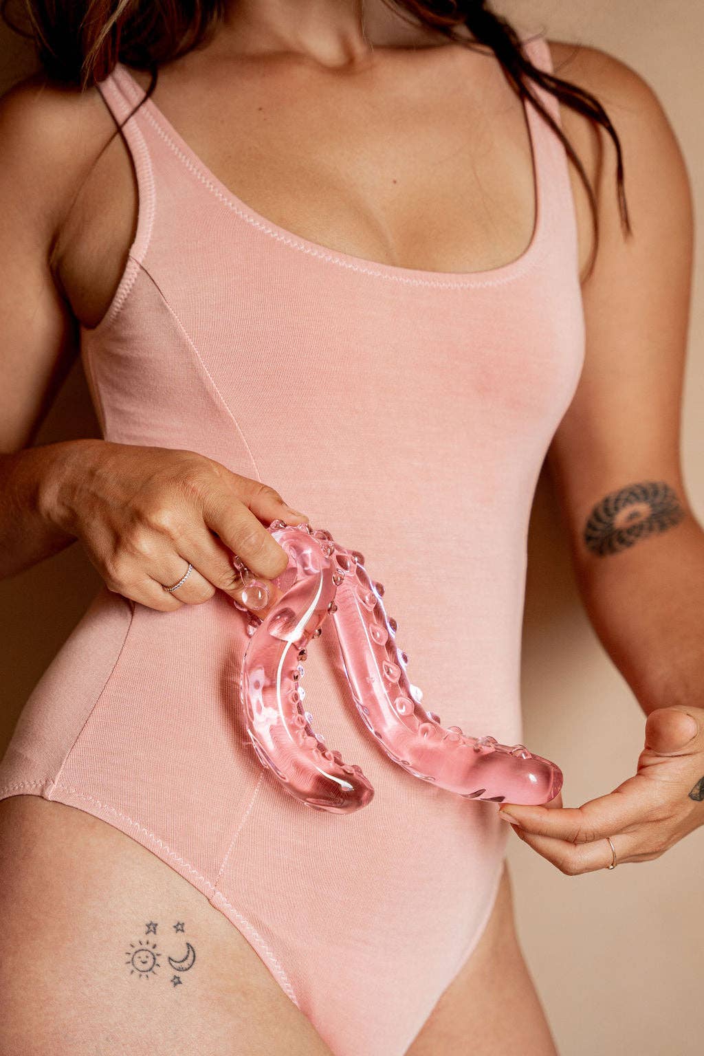 The Sacred Squirter rosa glass-dildo – ergonomisk G-punktstimulering, 13,8 cm, håndlaget i borosilikat-glass med bølget struktur og avrundet tupp.