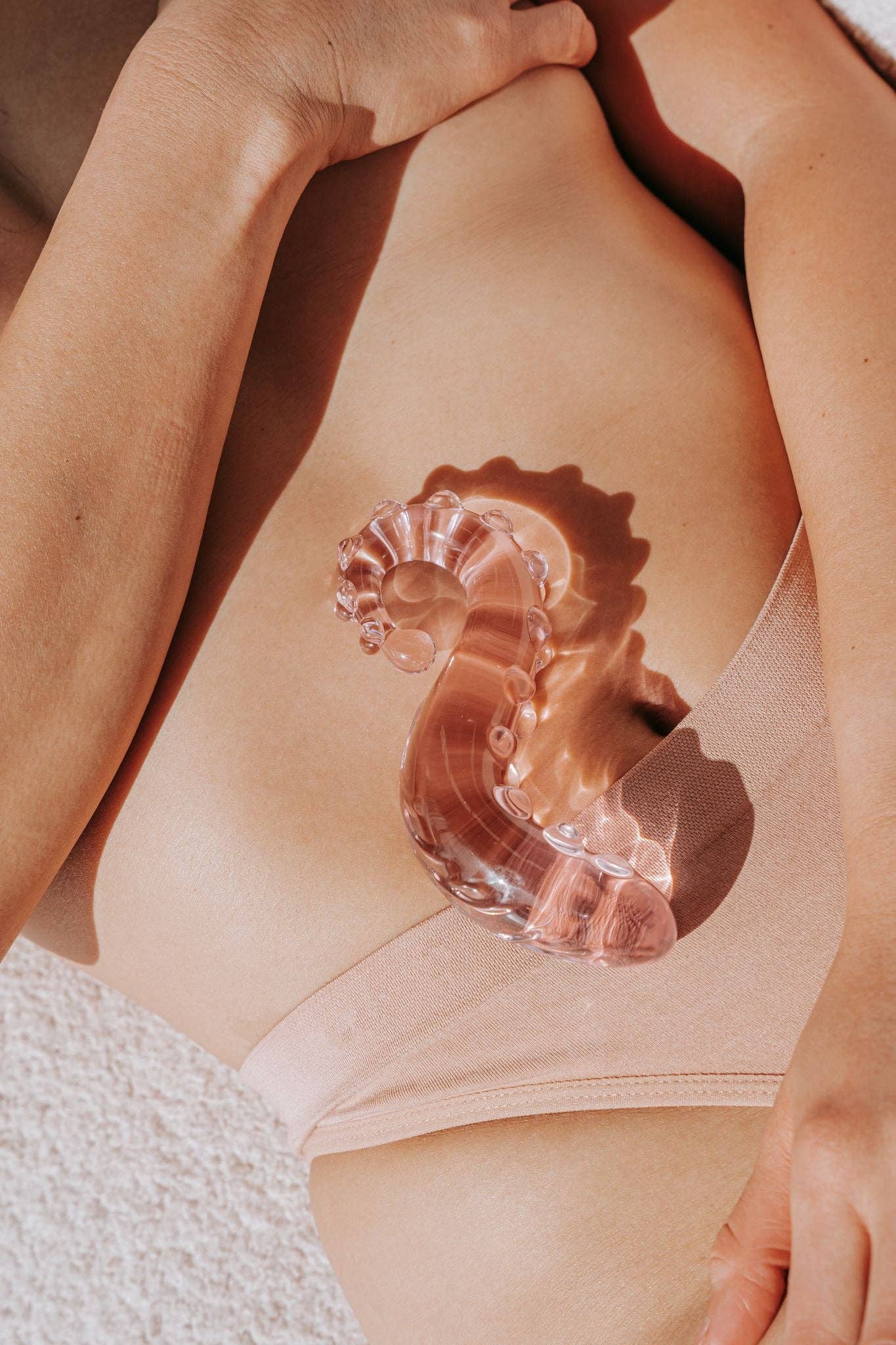 The Sacred Squirter rosa glass-dildo – ergonomisk G-punktstimulering, 13,8 cm, håndlaget i borosilikat-glass med bølget struktur og avrundet tupp.
