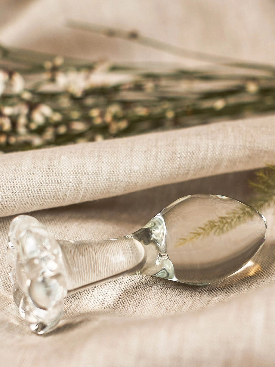 Litsea Classic Tear-Drop Butt Plug – glassplugg i borosilikat, elegant og ergonomisk, med dekorativ blomstebunn