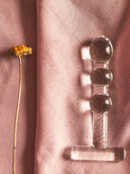 Tansy Anal – 15 cm glassdildo designet for anal nytelse. Kombinerer glatt glassoverflate og temperaturlek med trygg flared base for full kontroll.