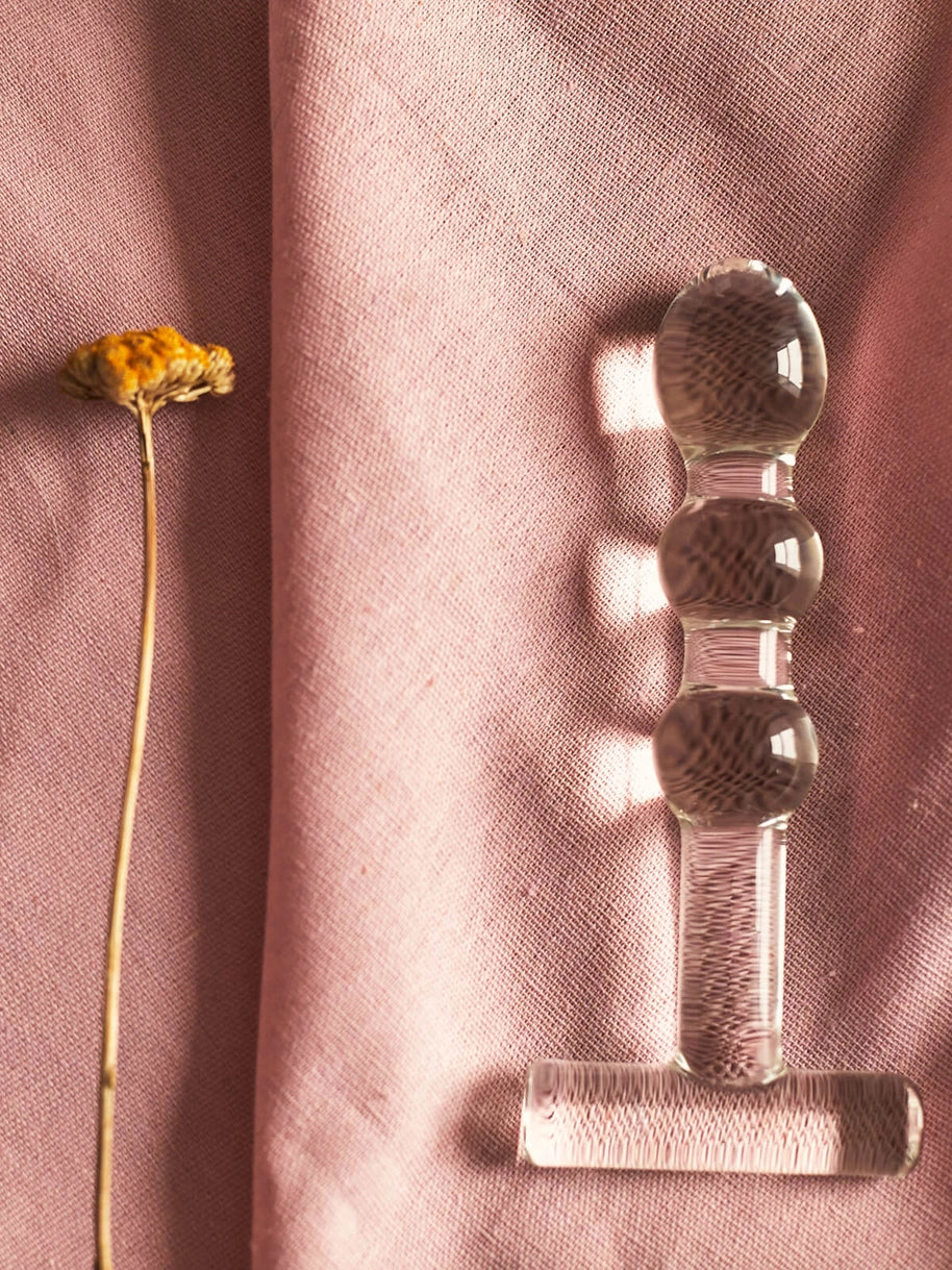 Tansy Anal – 15 cm glassdildo designet for anal nytelse. Kombinerer glatt glassoverflate og temperaturlek med trygg flared base for full kontroll.